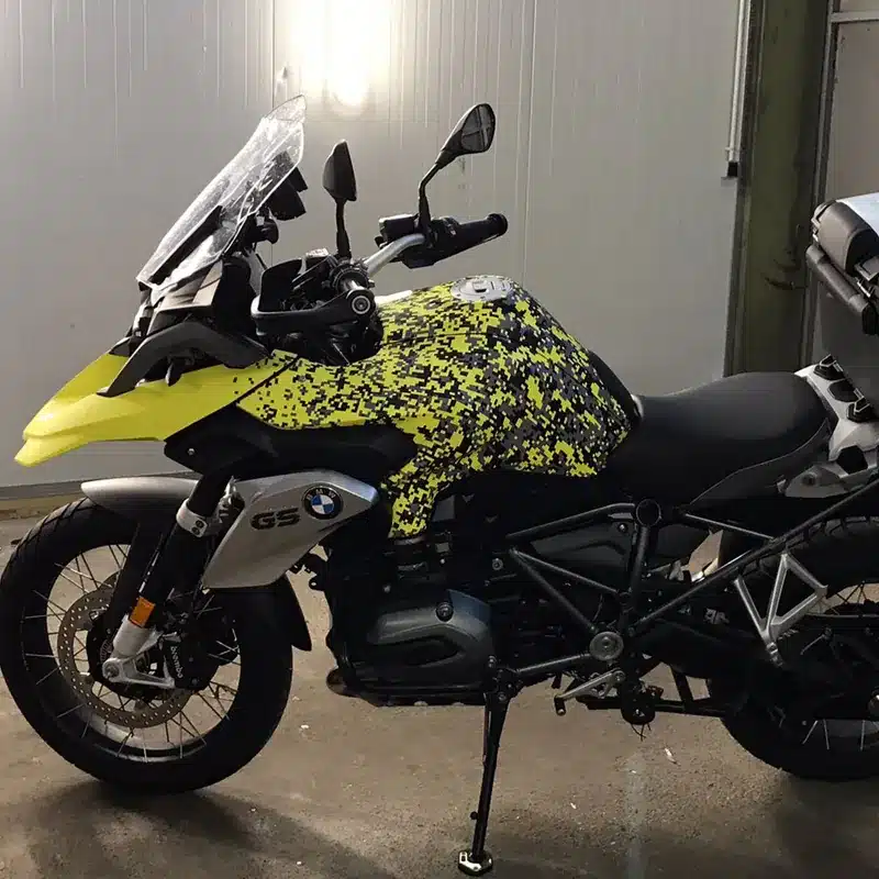 Motorrad mit gelber Folie foliert